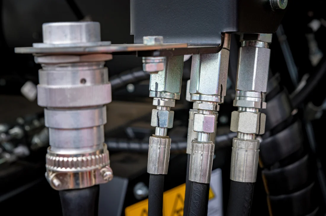Fluid line connections for data center power and cooling systems